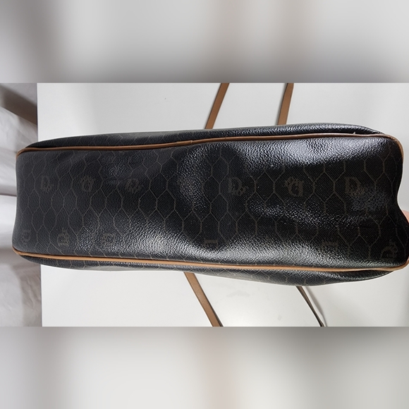 Christian Dior Honeycomb shoulder tote. Small scratches on ext leather. - Picture 6 of 14